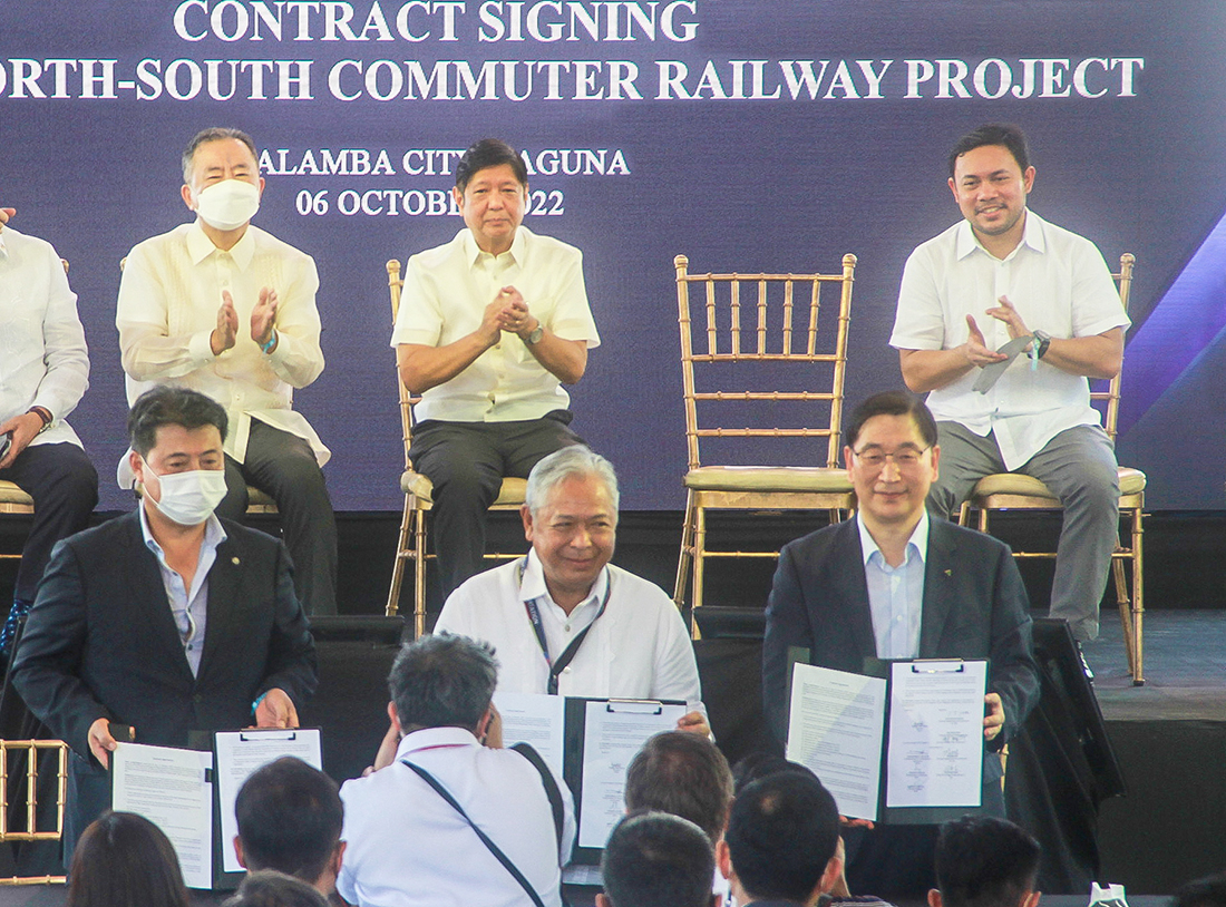 Hyundai E&C CEO Yoon Young-joon (far right in the front row) and Philippine Transportation Minister Jamie Bautista (center of the front row) are taken on photos after signing the contract. Hyundai E&C CEO Yoon Young-joon (far right in the front row) and Philippine Transportation Minister Jamie Bautista (center of the front row) are taken on photos after signing the contract.